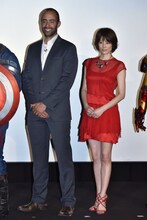 左からネイト・ムーア、米倉涼子。