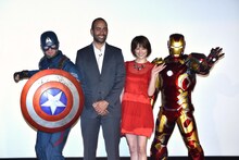 左からキャプテン・アメリカ、ネイト・ムーア、米倉涼子、アイアンマン。