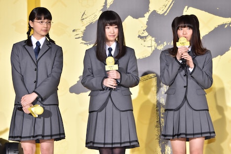 左から上原実矩、優希美青、山本舞香。