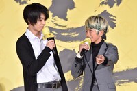 背が伸び袖が短くなったことをうれしそうに話す加藤清史郎（右）とそれをほほえみながら聞く菅田将暉（左）。