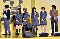 左から菅田将暉、山本舞香、加藤清史郎、優希美青、上原実矩、羽住英一郎。