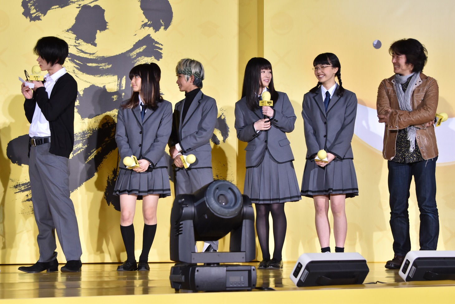 左から菅田将暉、山本舞香、加藤清史郎、優希美青、上原実矩、羽住英一郎。