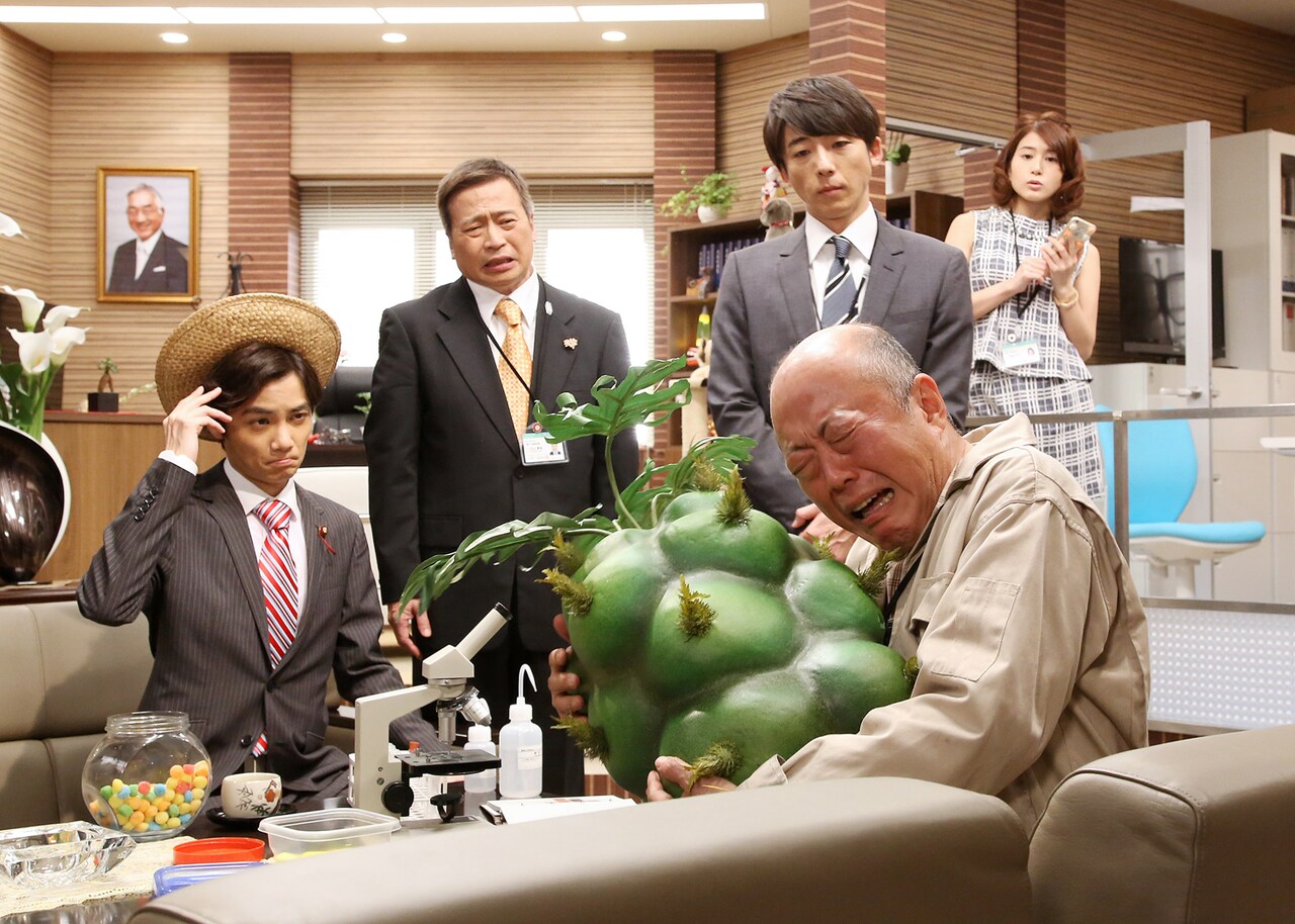 「民王 番外編 秘書貝原と6人の怪しい客」第5話の「畑からの使者」より。(c)池井戸潤「民王」/テレビ朝日