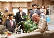 「民王 番外編 秘書貝原と6人の怪しい客」第5話の「畑からの使者」より。(c)池井戸潤「民王」/テレビ朝日