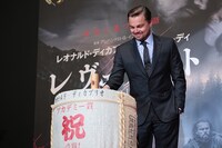 鏡開きを行うレオナルド・ディカプリオ。