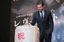 鏡開きを行うレオナルド・ディカプリオ。