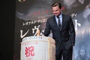 鏡開きを行うレオナルド・ディカプリオ。