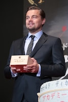 枡を持つレオナルド・ディカプリオ。