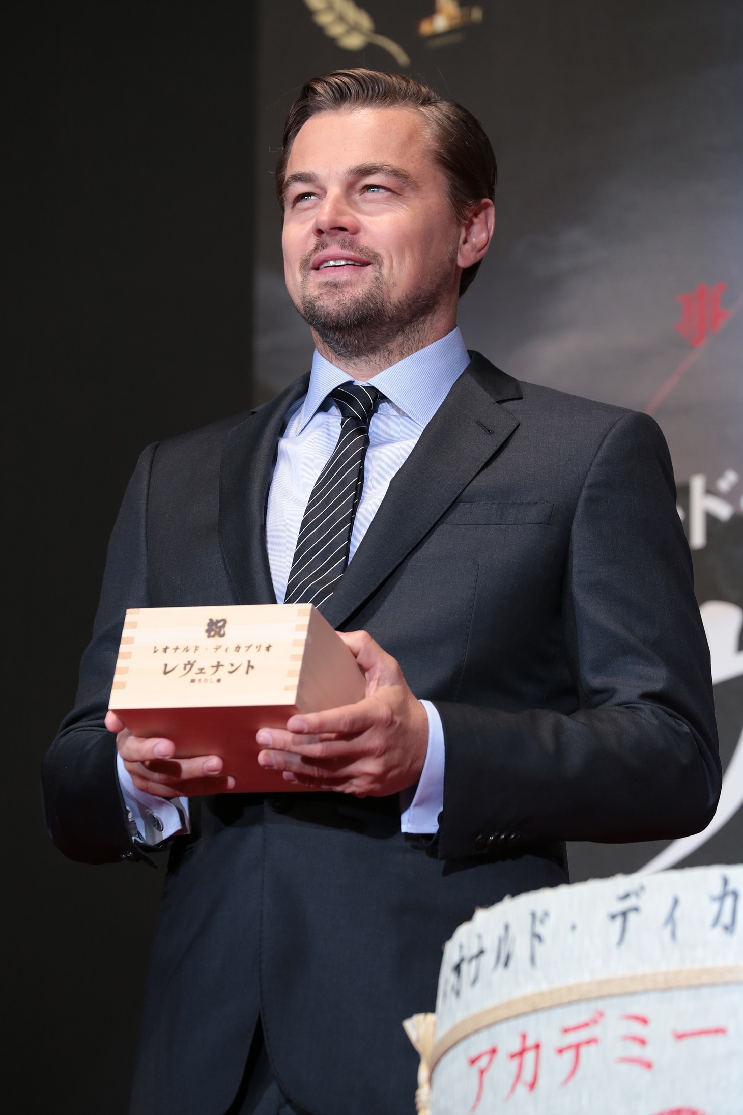 枡を持つレオナルド・ディカプリオ。