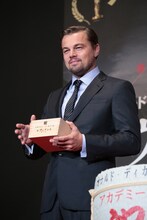 枡を持つレオナルド・ディカプリオ。