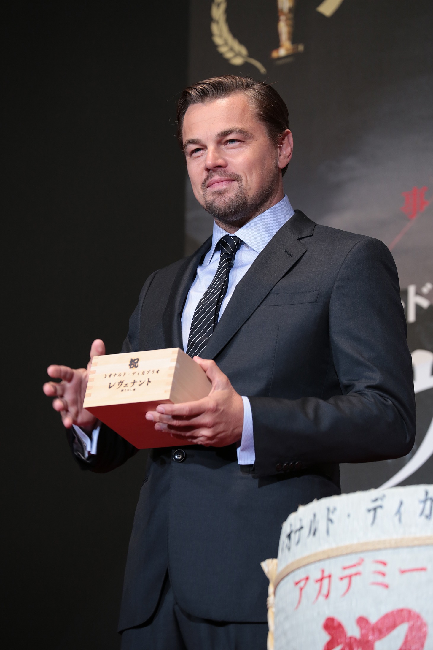 枡を持つレオナルド・ディカプリオ。