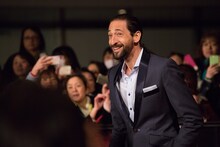 なぜか会場に現れたエイドリアン・ブロディ。