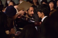 なぜか会場に現れ、来場者にサインをするエイドリアン・ブロディ。