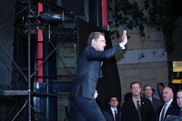 来場者との交流を終え、手を振るレオナルド・ディカプリオ。