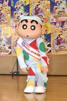 体をクネクネさせながら映画の見どころを紹介する野原しんのすけ。