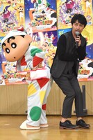 野原しんのすけ（左）とお尻をすり合わせて挨拶する安田顕（右）。