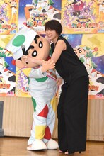 野原しんのすけ（左）とハグをする吉瀬美智子（右）。