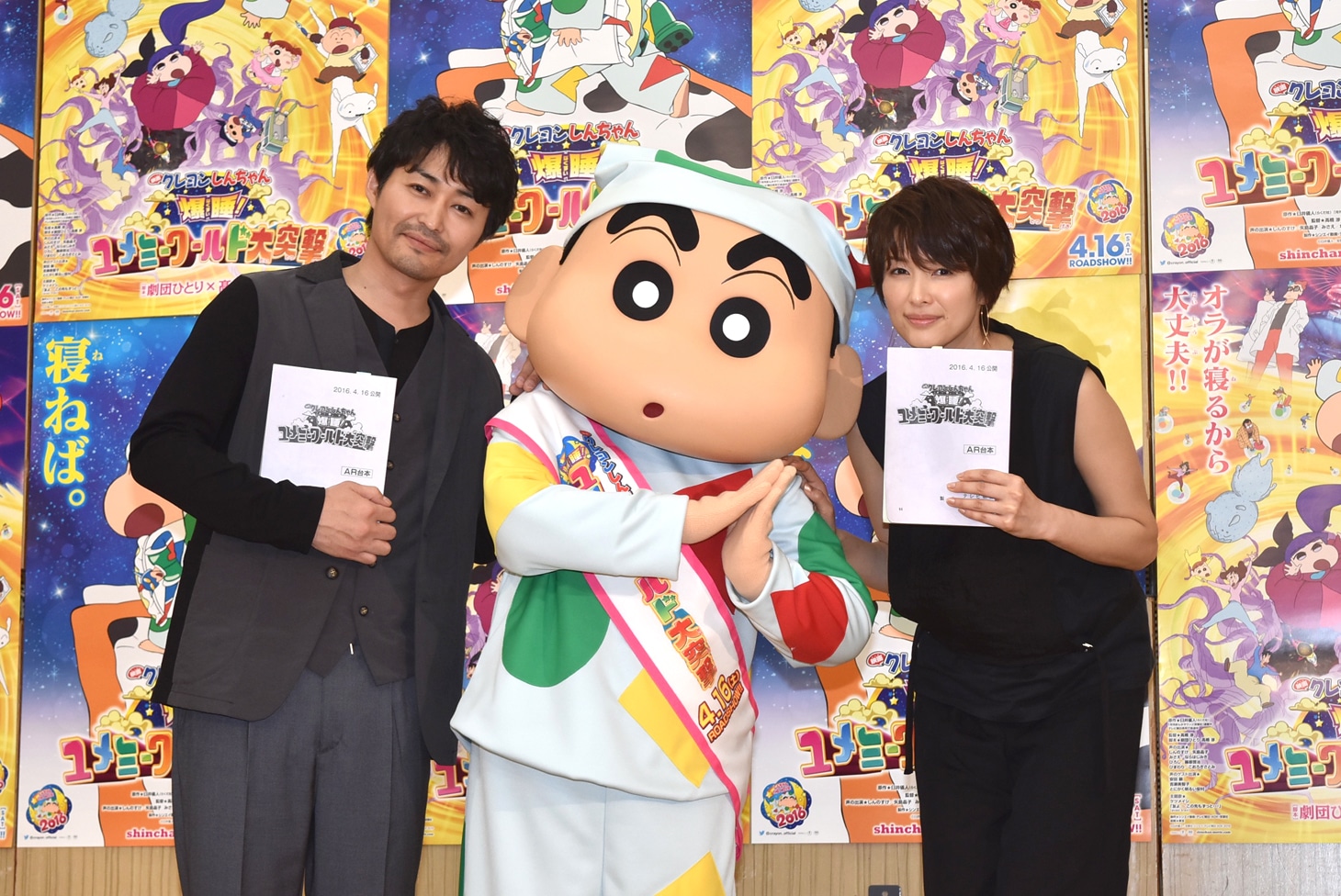 「映画クレヨンしんちゃん 爆睡！ ユメミーワールド大突撃」公開アフレコの様子。