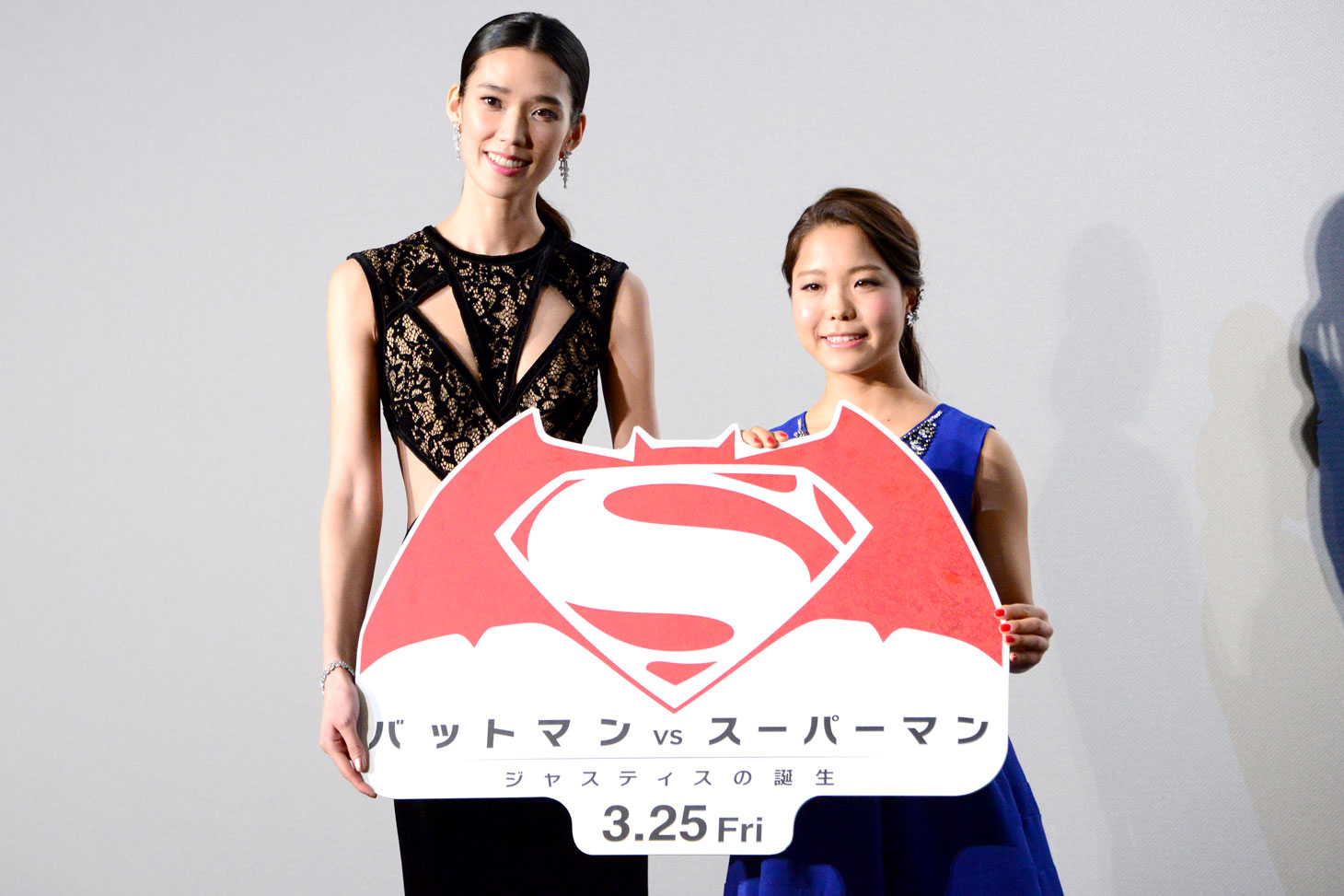 「バットマン vs スーパーマン ジャスティスの誕生」ジャパンプレミアにて、左からTAO、高梨沙羅。