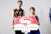 「バットマン vs スーパーマン ジャスティスの誕生」ジャパンプレミアにて、左からTAO、高梨沙羅。
