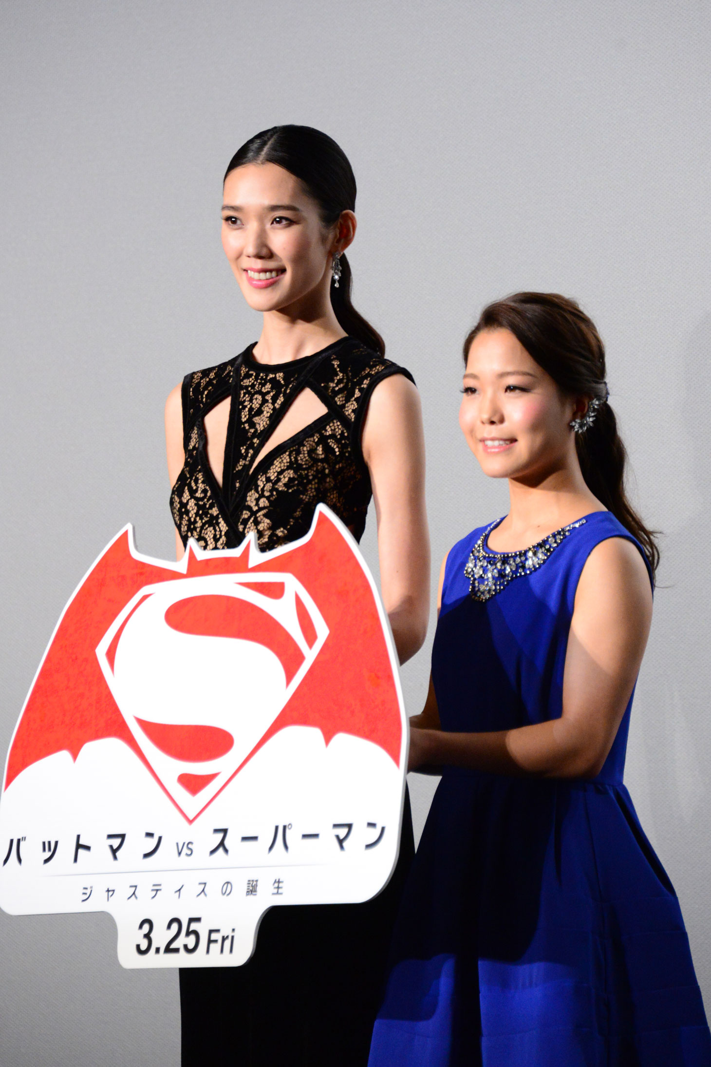 「バットマン vs スーパーマン ジャスティスの誕生」ジャパンプレミアにて、左からTAO、高梨沙羅。