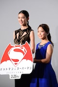 「バットマン vs スーパーマン ジャスティスの誕生」ジャパンプレミアにて、左からTAO、高梨沙羅。
