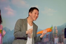 ズーラシアンブラスの演奏に合わせて踊る高橋茂雄。