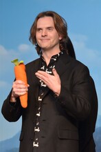 ニンジン型マイクを見て「もっとも栄養価の高いマイク」とコメントする監督のバイロン・ハワード。