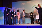 ズーラシアンブラスの演奏中、ゆっくりと登場したナマケモノ（右から2番目）。