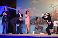 なかなかトライアングルを鳴らさないナマケモノを見て、ズッコケるサバンナ高橋。