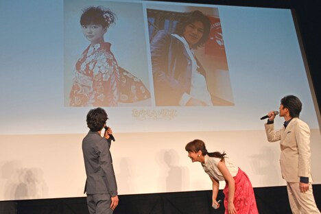 多部未華子（左）と要潤（右）の20歳当時の写真を見る登壇者たち。