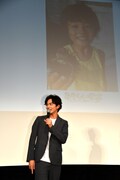 幼少期の写真を見て「ウニを釣りに行ったとき」と説明する北村匠海。
