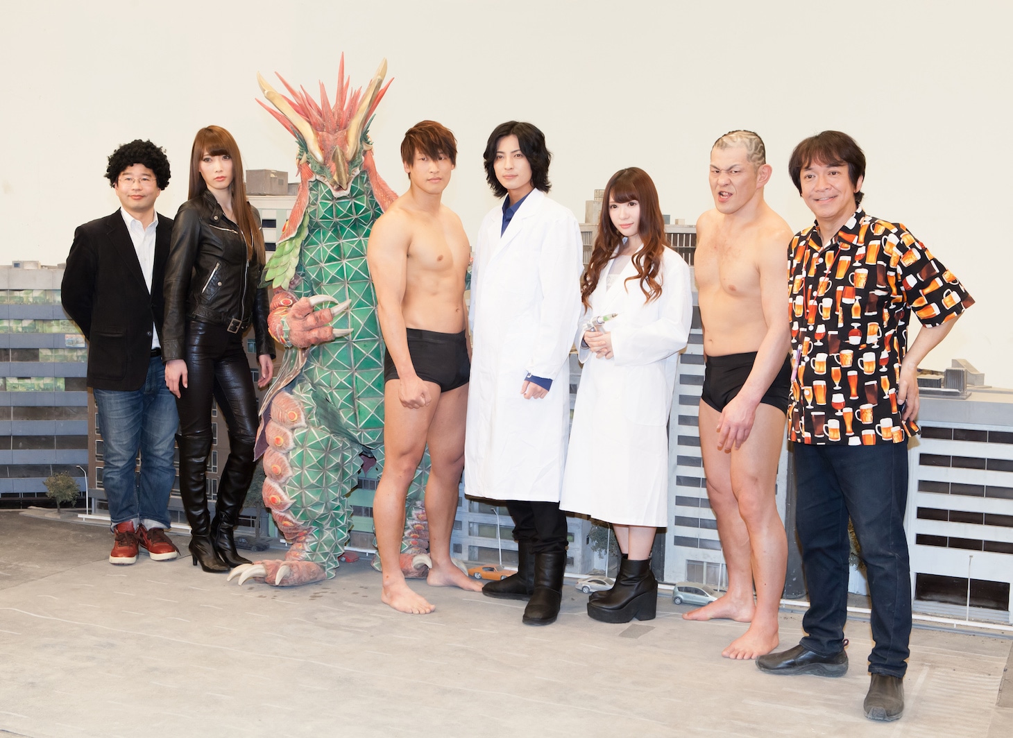 「大怪獣モノ」会見の様子。左からDDTプロレスリングゼネラルマネージャーの鶴見亜門、赤井沙希、大怪獣モノ、飯伏幸太、斉藤秀翼、河西美希、鈴木みのる、河崎実。(c)2016『大怪獣モノ』製作委員会