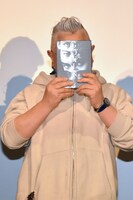 「恥ずかしい」と言いながら顔を隠す石井隆。