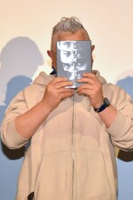 「恥ずかしい」と言いながら顔を隠す石井隆。