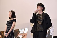 左から成海璃子、池松壮亮。