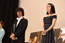 左から斎藤工、成海璃子。