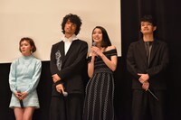 主題歌「どこかへ」の生演奏を聴くキャストたち。
