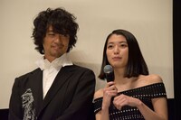 左から斎藤工、成海璃子。