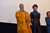 「史上初の“坊さんライダー”を狙ってます！」と語る柳喬之（左）。