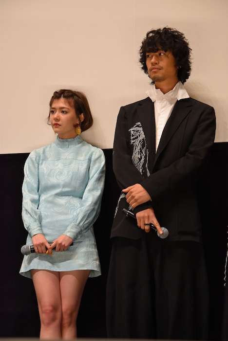 左から遠藤新菜、斎藤工。