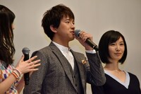 阿部力（中央）