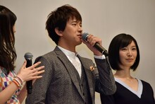 阿部力（中央）