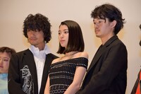 左から斎藤工、成海璃子、池松壮亮。
