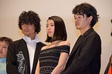 左から斎藤工、成海璃子、池松壮亮。
