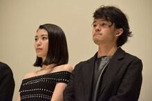 左から成海璃子、池松壮亮。