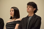 左から成海璃子、池松壮亮。