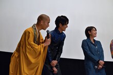 武田幸三から「僕も坊さん怪人に……」と言われ、「勝てる気がしないですね！」と降参する柳喬之（一番左）。