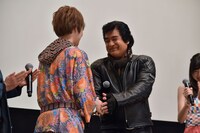 固い握手を交わす西銘駿と藤岡弘、。