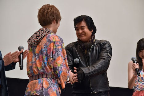 固い握手を交わす西銘駿と藤岡弘、。